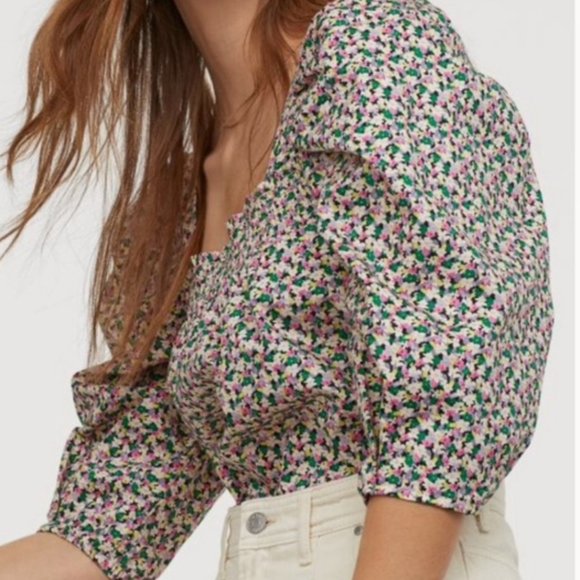 H&M Tops - *NWT* Floral puff sleeve top